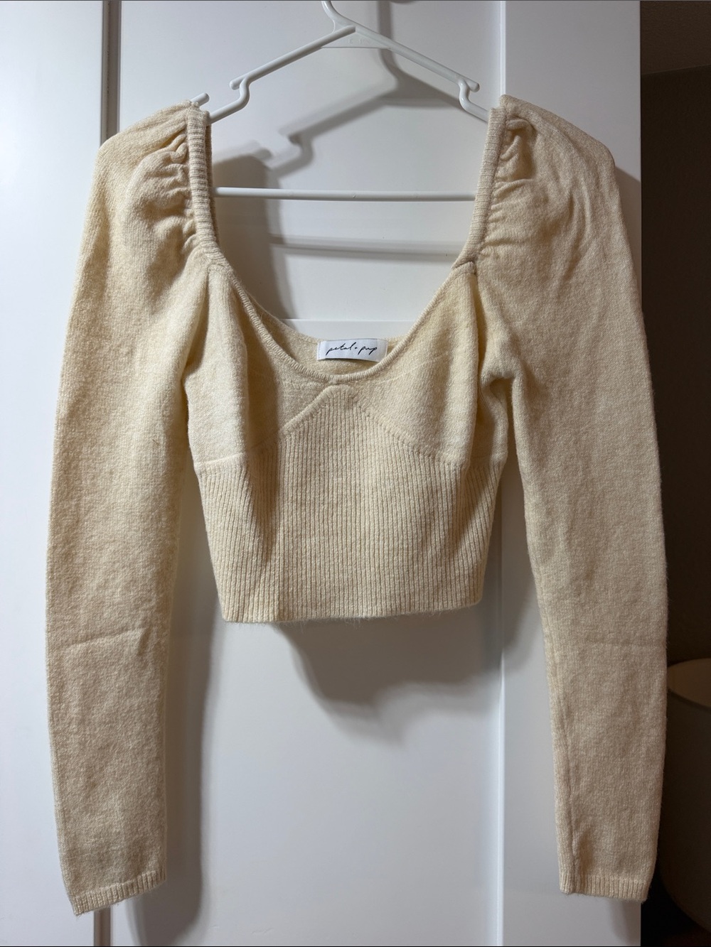 Cream Puff-Shoulder Cropped Knit Top